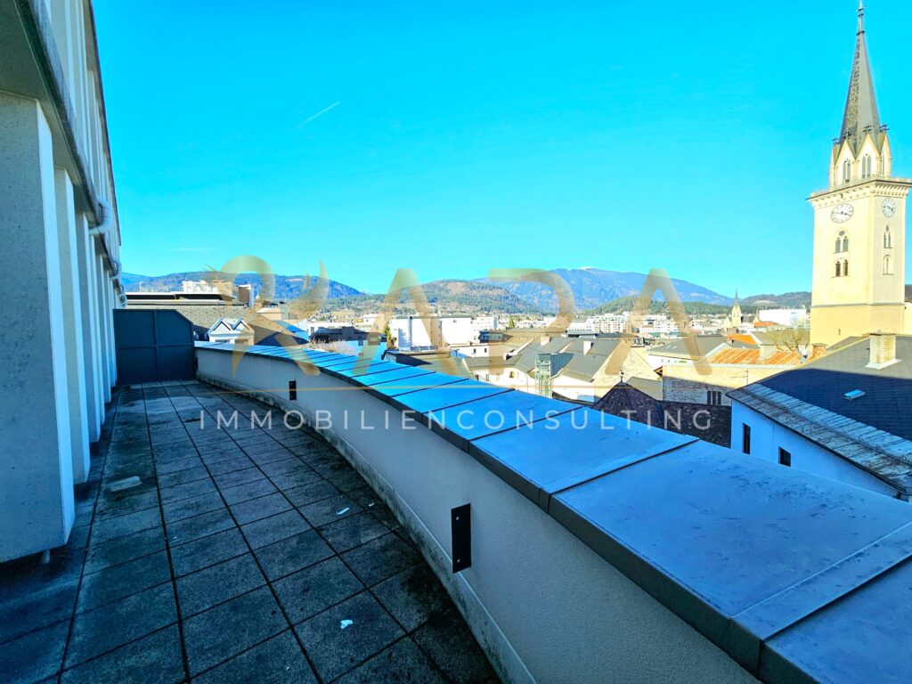 Terrasse mit Blick auf die Kirche und Villach