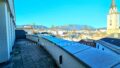 Terrasse mit Blick auf die Kirche und Villach